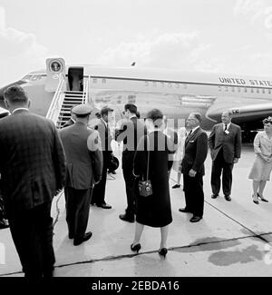 Voyage dans les États de l'Ouest : funérailles du Président Sam Rayburn à Bonham, Texas, 13:30. Le président John F. Kennedy (titulaire d'un chapeau) s'entretient avec les journalistes à son arrivée à la base aérienne de Perrin à Bonham, au Texas, pour assister aux funérailles du président de la Chambre des représentants Sam Rayburn. Tous les autres sont non identifiés. Air Force One est en arrière-plan. Banque D'Images