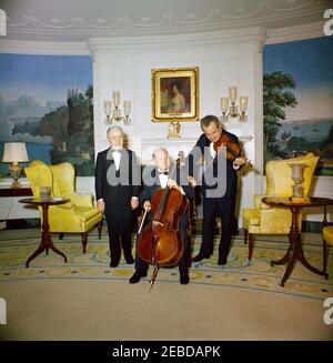 Dîner en l'honneur du gouverneur Luis Muu00f1oz Maru00edn de Porto Rico, 8:00. Le violoncelliste Pablo Casals et les musiciens répètent dans la salle de réception diplomatique avant de se rendre aux invités lors d'un dîner d'État pour le gouverneur de Porto Rico à la Maison Blanche, Washington, D.C. les musiciens ont répété en privé pendant le dîner et ont déménagé à la salle est pour le spectacle après le dîner. (G-D) pianiste Mieczyslaw Horszowski; Casals; violoniste Alexander Schneider.rnrn Banque D'Images