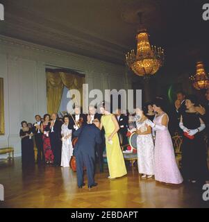 Dîner en l'honneur du gouverneur Luis Muu00f1oz Maru00edn de Porto Rico, 8:00. Le violoncelliste Pablo Casals est en droit de s'en prendre à la première dame Jacqueline Kennedy. (G-D) Ruth Ribicoff; Abraham Ribicoff, secrétaire à la Santé, à l'éducation et au bien-être social; Mary Louise Day; ministre des postes, J. Edward Day; Inu00e9s Mendoza de Muu00f1oz; président John F. Kennedy; gouverneur de Puerto Rico, Luis Muu00f1oz Maru00edn; M. Casals; première dame Jacqueline Kennedy; Marta Casals; Kennedy; Le représentant Adam Clayton Powell de New York (deuxième rangée); Dorothy Goldberg; le secrétaire du travail Arthur Goldberg. East Room, White House, Wash Banque D'Images