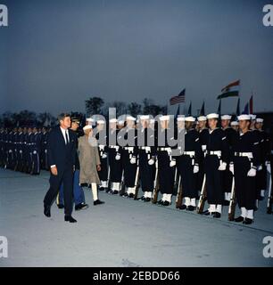 Cérémonies d'arrivée pour Jawaharlal Nehru, Premier ministre de l'Inde, 4 h 20. Cérémonies d'arrivée du Premier ministre de l'Inde Jawaharlal Nehru. Le président John F. Kennedy escorte le Premier ministre Nehru, qui a passé des gardes d'honneur de l'Armée de l'Air et de la Marine des États-Unis. Andrews Air Force base, Maryland. Banque D'Images