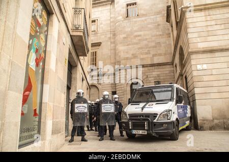 Barcelone, Espagne. 12 février 2021. Des policiers empêchent les contre-manifestants de s'approcher vers la manifestation de Jusapol. Crédit : SOPA Images Limited/Alamy Live News Banque D'Images