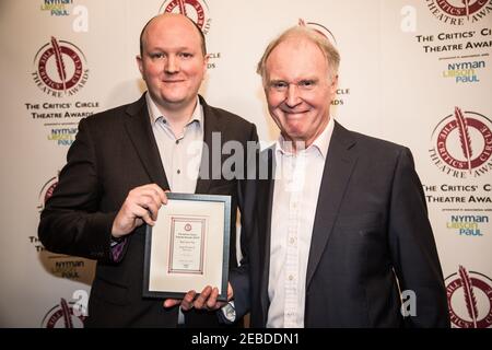 Mike Bartlett (à gauche) et Tim Pigott-Smith après avoir reçu le prix Pour le meilleur nouveau jeu pour le roi Charles III au Prix du Théâtre du cercle des critiques 2014 Banque D'Images