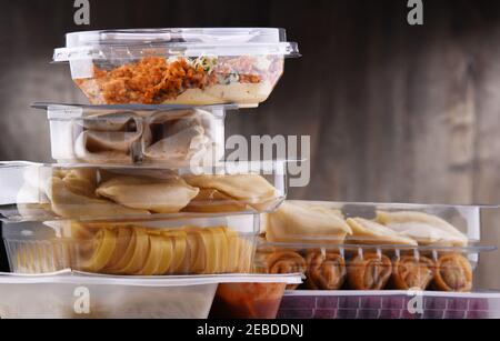 Une variété de produits alimentaires préemballés dans des boîtes en plastique. Banque D'Images