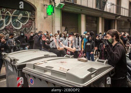 Contre les manifestants faisant du bruit derrière les poubelles pendant la manifestation de police.l'association espagnole formée par des agents du corps de police national et de la Garde civile, Jusapol (police salaire Justice) A protesté que le gouvernement a abandonné la police en Catalogne et qu'il demande au gouvernement de déclarer la Catalogne comme une zone de sécurité spéciale. Ignacio Garriga, candidat du parti d'extrême-droite espagnol Vox à la présidence de la Generalitat de Catalogne, a participé à l'événement. Les groupes anti-fascistes contre-démontrés ont été empêchés par la police de s'approcher. Banque D'Images