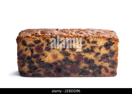 Riche gâteau aux fruits foncés isolé sur blanc Banque D'Images