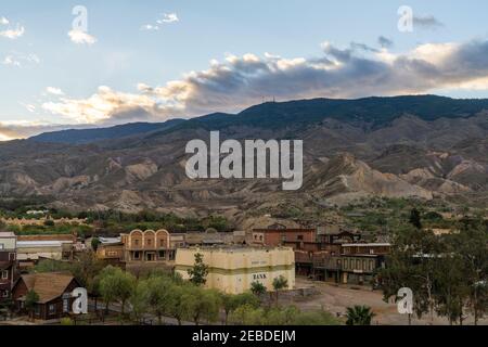 Tabernas, Espagne - 6 février, 2021: Vue sur le désert de Tabernas et le Parc à thème occidental Oasys MiniHollywood en Andalousie Banque D'Images