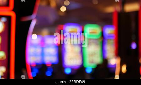 Les machines à sous défocused brillent dans le casino sur le fabuleux Las Vegas Strip, Etats-Unis. Machines à sous à jackpot de jeu flou dans l'hôtel près de Fremont Street. Néon lumineux Banque D'Images