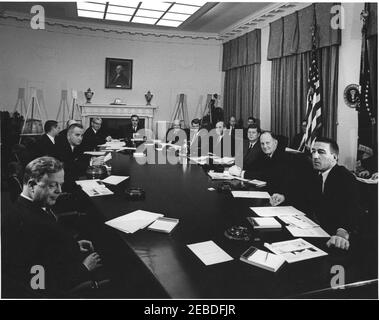 Réunion du Cabinet, 10 h 00. Réunion du Cabinet. A table (dans le sens des aiguilles d'une montre en bas à gauche): Frederick C. Belen, ministre adjoint des postes; Lyndon Johnson, vice-président; Robert McNamara, secrétaire à la Défense; Charles S. Murphy, sous-secrétaire à l'Agriculture (pour la plupart caché); Arthur J. Goldberg, secrétaire au travail; Abraham Ribicoff, secrétaire à la Santé, à l'éducation et au bien-être social; Luther H. Hodges, secrétaire au Commerce; Le procureur général Robert F. Kennedy; le secrétaire d'État Dean Rusk; le président John F. Kennedy; le secrétaire au Trésor C. Douglas Dillon; le secrétaire à l'intérieur Stewart Udall. Assis à Banque D'Images