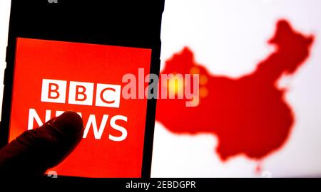 Katmandou, Népal - février 12 2021: BBC News logo contre la carte de la Chine en rouge sur un écran d'ordinateur en arrière-plan. Banque D'Images