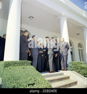 Visite du Groupe d'étude sur le retard mental, 12:00. Le Président John F. Kennedy rencontre les membres du Groupe d'étude du Président du Conseil sur le retard mental. La photographie comprend le Dr Robert E. Cooke (à l'extrême gauche); Abraham Ribicooff, secrétaire à la Santé, à l'éducation et au bien-être social (deuxième à partir de la gauche); le président Kennedy; le Dr Leonard Mayo; le Dr Lloyd M. Dunn; d'autres non identifiés. Rose Garden, Maison Blanche, Washington, D.C. Banque D'Images