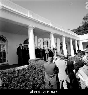 Visite du Groupe d'étude sur le retard mental, 12:00. Le Président John F. Kennedy rencontre les membres du Groupe d'étude du Président du Conseil sur le retard mental. La photo comprend le Dr Robert E. Cooke (de retour à l'appareil photo, à droite de la colonne de gauche); Abraham Ribicoff, secrétaire à la Santé, à l'éducation et au bien-être social (à droite du Dr Cooke); le président Kennedy (deuxième de droite); le Dr Leonard Mayo; le Dr Lloyd M. Dunn; d'autres non identifiés. Rose Garden, Maison Blanche, Washington, D.C. Banque D'Images