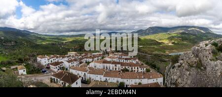 Zahara de la Sierra, Espagne - 1 février 2021 : vue sur le village andalou blanchi de Zahara de la Sierra Banque D'Images