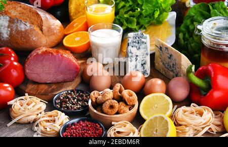 Assortiment de produits biologiques sur une table de cuisine en bois. Banque D'Images