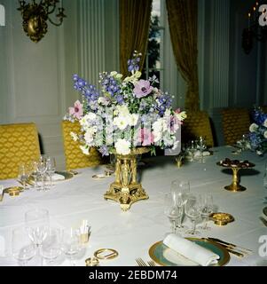 Déjeuner en l'honneur d'Urho Kekkonen, Président de la Finlande, 13 h 00. Déjeuner en l'honneur d'Urho Kekkonen, Président de la Finlande. Tables avec arrangements floraux et réglages de place. State Dining Room, White House, Washington, D.C. Banque D'Images