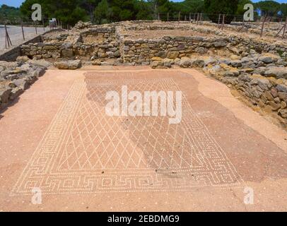 Ruines de la ville grecque d'Empuries, Catalogne, Espagne. Un sol en mosaïque dans l'un des bâtiments excavés. Banque D'Images