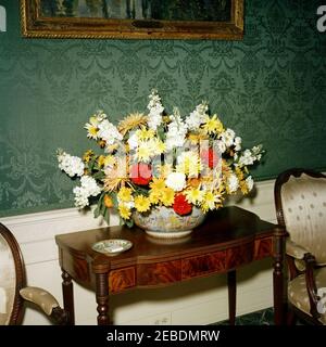 Déjeuner en l'honneur d'Urho Kekkonen, Président de la Finlande, 13 h 00. Déjeuner en l'honneur d'Urho Kekkonen, Président de la Finlande. Arrangement floral. Green Room, Maison Blanche, Washington, D.C. Banque D'Images