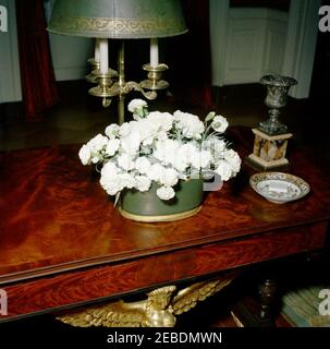 Déjeuner en l'honneur d'Urho Kekkonen, Président de la Finlande, 13 h 00. Déjeuner en l'honneur d'Urho Kekkonen, Président de la Finlande. Arrangement floral. Green Room, Maison Blanche, Washington, D.C. Banque D'Images