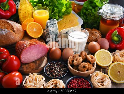 Assortiment de produits biologiques sur une table de cuisine en bois. Banque D'Images