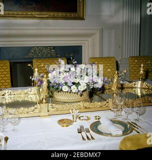 Déjeuner en l'honneur d'Urho Kekkonen, Président de la Finlande, 13 h 00. Déjeuner en l'honneur d'Urho Kekkonen, Président de la Finlande. Table avec arrangement floral et réglages de place. State Dining Room, White House, Washington, D.C. Banque D'Images