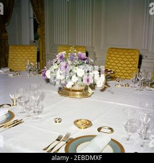 Déjeuner en l'honneur d'Urho Kekkonen, Président de la Finlande, 13 h 00. Déjeuner en l'honneur d'Urho Kekkonen, Président de la Finlande. Table avec arrangement floral et réglages de place. State Dining Room, White House, Washington, D.C. Banque D'Images