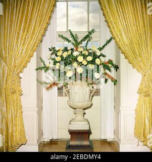 Déjeuner en l'honneur d'Urho Kekkonen, Président de la Finlande, 13 h 00. Déjeuner en l'honneur d'Urho Kekkonen, Président de la Finlande. Arrangement floral sur le piédestal. East Room, White House, Washington, D.C. Banque D'Images