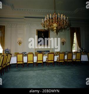 Déjeuner en l'honneur d'Urho Kekkonen, Président de la Finlande, 13 h 00. Déjeuner en l'honneur d'Urho Kekkonen, Président de la Finlande. Tables avec arrangements floraux et réglages de place. State Dining Room, White House, Washington, D.C. Banque D'Images