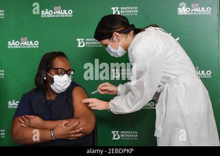 SÃO PAULO, SP - 12.02.2021: COLETIVA DE IMPRENSA JOÃO DORIA COVID19 - João Doria, (PSDB) Gouverneur de São Paulo, participe à une conférence de presse pour parler de la lutte contre le coronavirus (Covid-19) au Palácio dos Bandeirantes, ce vendredi (12). Lors de la conférence de presse, l'infirmière Mônica Calazans, 54 ans, qui a été la première personne à être vaccinée contre Covid-19 (coronavirus) au Brésil, et qui travaille en première ligne pour lutter contre le coronavirus, a reçu la deuxième dose du vaccin Coronavac. (Photo: Roberto Casimiro/Fotoarena) Banque D'Images