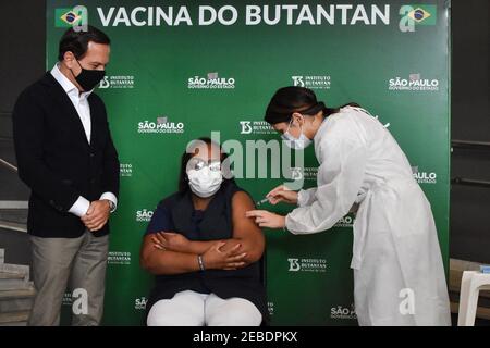 SÃO PAULO, SP - 12.02.2021: COLETIVA DE IMPRENSA JOÃO DORIA COVID19 - João Doria, (PSDB) Gouverneur de São Paulo, participe à une conférence de presse pour parler de la lutte contre le coronavirus (Covid-19) au Palácio dos Bandeirantes, ce vendredi (12). Lors de la conférence de presse, l'infirmière Mônica Calazans, 54 ans, qui a été la première personne à être vaccinée contre Covid-19 (coronavirus) au Brésil, et qui travaille en première ligne pour lutter contre le coronavirus, a reçu la deuxième dose du vaccin Coronavac. (Photo: Roberto Casimiro/Fotoarena) Banque D'Images