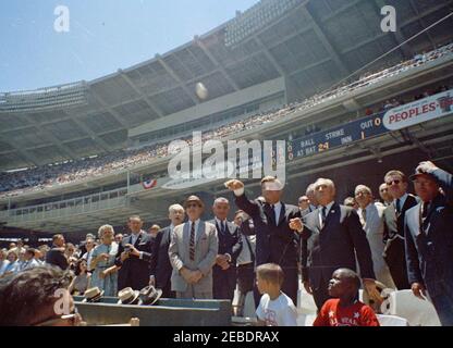 1962 All Star Baseball Game au stade de D.C., 12:52. Le président John F. Kennedy lance le premier terrain de la 32e ligue majeure de baseball (MLB) All-Star Game. Parmi les membres du Président Kennedy figurent : le Président de la Chambre des représentants, John W. McCormack (Massachusetts); l'adjoint spécial du Président, Dave Powers; le Vice-Président, Lyndon B. Johnson; le Représentant Carl Albert (Oklahoma); le Commissaire de Baseball, Ford C. Frick; l'adjoint spécial du Président pour les relations avec le Congrès et le personnel, Larry Ou0027Brien; Président des sénateurs de Washington, le général Elwood R. Banque D'Images