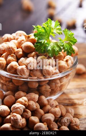 La composition avec bol de pois chiches sur table en bois. Banque D'Images