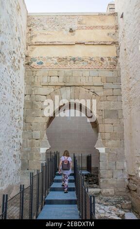 Visiteur à marcher vers shoehorse arch de l'Alcazaba de Badajoz, une ancienne citadelle mauresque, Estrémadure, Espagne. Porte d'Apendiz Banque D'Images