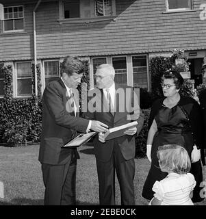 Week-end à Newport, Rhode Island : le président Kennedy est accueilli par James L. Maher, maire de Newport et sa femme. Le maire James L. Maher de Newport et son épouse Mary Maher accueillent la famille Kennedy à leur arrivée à Newport, Rhode Island. (G-D) Président John F. Kennedy; Maire Maher; Mme Maher; Caroline Kennedy. Banque D'Images