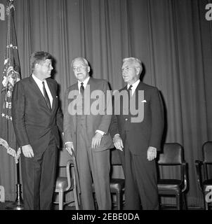 Week-end à Newport, Rhode Island : annonce de la nomination de John McCone, directeur de l'Agence centrale de renseignement (CIA), au Naval War College, 12 h 00. Le président John F. Kennedy annonce la nomination de John McCone au poste de directeur de la Central Intelligence Agency (CIA) dans le Pringle Auditorium du Naval War College, base navale des États-Unis, Newport, Rhode Island. (G-D) le président Kennedy; le directeur de la CIA, Allen Dulles; le directeur désigné de la CIA, John McCone. Banque D'Images