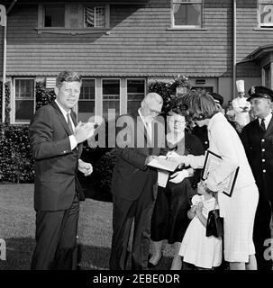 Week-end à Newport, Rhode Island : le président Kennedy est accueilli par James L. Maher, maire de Newport et sa femme. Le maire James L. Maher de Newport et son épouse Mary Maher accueillent la famille Kennedy à leur arrivée à Newport, Rhode Island. (G-D) le président John F. Kennedy; le maire Maher; Mme Maher; Caroline Kennedy; la première dame Jacqueline Kennedy (livre de signature). Banque D'Images