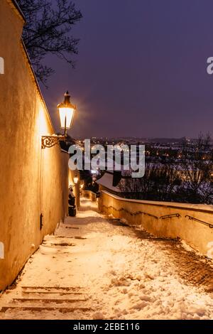 Vieux Château Escaliers la nuit, Prague, République Tchèque. Magnifique panorama d'hiver spectaculaire sur la rivière Vltava et les bâtiments historiques Banque D'Images