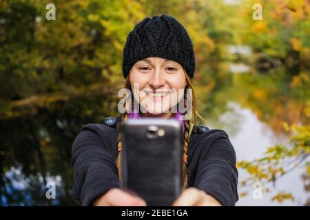 Femme qui voyage en solo en utilisant smartphone pour prendre des photos , Montréal, Québec, Canada Banque D'Images