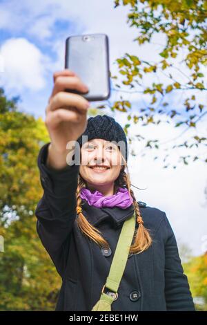 Femme qui voyage en solo en utilisant smartphone pour prendre des photos , Montréal, Québec, Canada Banque D'Images