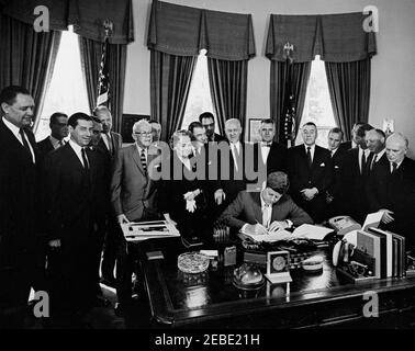 Signature du projet de loi - S. 279, Loi sur la lutte contre la délinquance juvénile et les infractions à la jeunesse, 11 h 00. Le président John F. Kennedy signe la Loi sur la lutte contre la délinquance juvénile et les infractions à la jeunesse (S. 279) dans le Bureau ovale de la Maison Blanche, Washington, D.C., en regardant (L-R): Le représentant Carl Elliott de l'Alabama; le sénateur Herman E. Talmadge de la Géorgie (en arrière-plan); le représentant Charles S. Joelson du New Jersey; le sénateur Harrison A. Williams, Jr. Du New Jersey (partiellement caché derrière le représentant Joelson); Sous-secrétaire à la Santé, à l'éducation et au bien-être social, Ivan Nestingen; représentant Carroll Kearns de Pennsylvanie; Banque D'Images