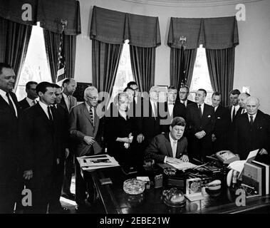 Signature du projet de loi - S. 279, Loi sur la lutte contre la délinquance juvénile et les infractions à la jeunesse, 11 h 00. Le président John F. Kennedy signe la Loi sur la lutte contre la délinquance juvénile et les infractions à la jeunesse (S. 279) dans le Bureau ovale de la Maison Blanche, Washington, D.C., en regardant (L-R): Le représentant Carl Elliott de l'Alabama; le sénateur Herman E. Talmadge de la Géorgie (en arrière-plan); le représentant Charles S. Joelson du New Jersey; le sénateur Harrison A. Williams, Jr. Du New Jersey (partiellement caché derrière le représentant Joelson); Sous-secrétaire à la Santé, à l'éducation et au bien-être social, Ivan Nestingen; représentant Carroll Kearns de Pennsylvanie; Banque D'Images