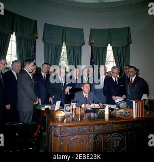 Signature du projet de loi - S. 1991 Loi publique 415, développement de la main-d'oeuvre u0026 Loi sur la formation, 10:31AM. Le président John F. Kennedy (assis à son bureau) prononce des observations au moment de la signature du projet de loi sur le développement de la main-d'oeuvre et la formation (loi publique 415). (G-D): Sénateur Winston L. Prouty (Vermont); membre du Congrès Carl D. Perkins (Kentucky); membre du Congrès Neal Smith (Iowa); sénateur Maurice J. Murphy, Jr. (New Hampshire); membre du Congrès Charles E. Goodell (New York); membre du Congrès Peter A. Garland du Maine (partiellement caché); Directeur du Département de la législation de la Fédération américaine du travail et du Congrès Banque D'Images