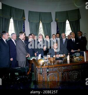 Signature du projet de loi - S. 1991 Loi publique 415, développement de la main-d'oeuvre u0026 Loi sur la formation, 10:31AM. Le président John F. Kennedy (assis à son bureau) prononce des observations au moment de la signature du projet de loi sur le développement de la main-d'oeuvre et la formation (loi publique 415). (G-D): Sénateur Winston L. Prouty (Vermont); membre du Congrès Carl D. Perkins (Kentucky); membre du Congrès Neal Smith (Iowa); membre du Congrès Charles E. Goodell (New York); membre du Congrès Peter A. Garland (Maine) (derrière Goodell); Directeur du Département de la législation de la Fédération américaine du travail et du Congrès des organisations industrielles (AFL-CIO), Andrew J. Banque D'Images