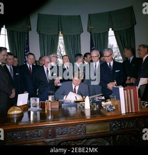 Signature du projet de loi - S. 1991 Loi publique 415, développement de la main-d'oeuvre u0026 Loi sur la formation, 10:31AM. Le président John F. Kennedy (assis à son bureau) signe la Loi sur le développement de la main-d'oeuvre et la formation (loi publique 415). (G-D) : membre du Congrès Neal Smith (Iowa); sénateur Maurice J. Murphy, Jr. (New Hampshire); membre du Congrès Charles S. Joelson (New Jersey); membre du Congrès Charles E. Goodell (New York); membre du Congrès Carroll D. Kearns (Pennsylvanie); sénateur Pat McNamara (Michigan); sénateur Jennings Randolph (Virginie occidentale); sénateur Joseph S. Clark (Pennsylvanie) Le congressiste Adam Clayton Powell (New York); Congressma Banque D'Images