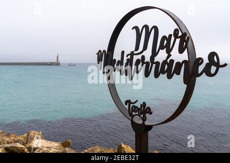 Panneau métallique sur l'île de Palomas à Tarifa avec la Méditerranée La mer derrière Banque D'Images