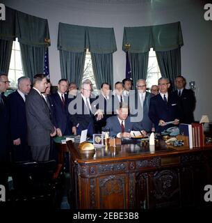 Signature du projet de loi - S. 1991 Loi publique 415, développement de la main-d'oeuvre u0026 Loi sur la formation, 10:31AM. Le président John F. Kennedy (assis à son bureau) prononce des observations au moment de la signature du projet de loi sur le développement de la main-d'oeuvre et la formation (loi publique 415). (G-D): Sénateur Winston L. Prouty (Vermont); membre du Congrès Carl D. Perkins (Kentucky); membre du Congrès Neal Smith (Iowa); sénateur Maurice J. Murphy, Jr. (New Hampshire); membre du Congrès Charles E. Goodell (New York); Directeur du Département de la législation de la Fédération américaine du travail et du Congrès des organisations industrielles (AFL-CIO), Andrew J. Biemille Banque D'Images