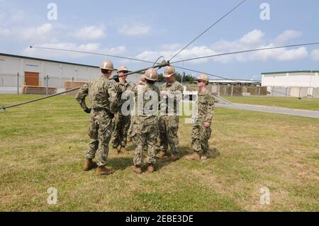 NMCB 1 les marins de DET Okinawa mènent une formation SCWS 140417 Banque D'Images