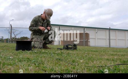 NMCB 1 les marins de DET Okinawa mènent une formation SCWS 140417 Banque D'Images