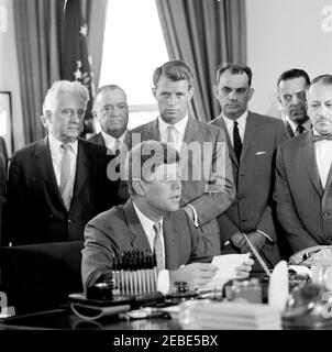 Bill signings u2013 S. 1653, S. 1656, S. 1657, Interstate anti-crime Act, 11 h 00. Le Président John F. Kennedy signe les lois S. 1656, S. 1657 et S. 1653 (projets de loi visant à combattre le crime organisé et le racket) dans le Bureau ovale de la Maison Blanche, Washington, D.C., à l'étude (L-R): Le sénateur Kenneth Keating de New York; le Directeur du Bureau fédéral d'enquête (FBI), J. Edgar Hoover; Le procureur général Robert F. Kennedy; chef de la Section de la législation et des projets spéciaux de la Division criminelle du ministère de la Justice, Harold D. Koffsky; chef adjoint de la Section de la législation et des projets spéciaux Banque D'Images