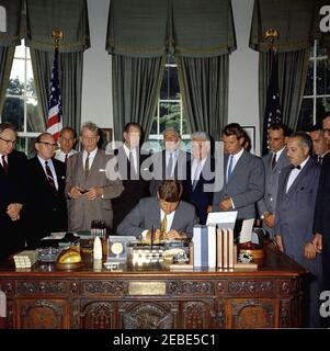 Bill signings u2013 S. 1653, S. 1656, S. 1657, Interstate anti-crime Act, 11 h 00. Le Président John F. Kennedy signe les lois S. 1656, S. 1657 et S. 1653 (projets de loi visant à lutter contre le crime organisé et le racket) dans le Bureau ovale de la Maison Blanche, Washington, D.C., regardant (L-R): Non identifié; sénateur John L. McClellan d'Arkansas; sous-procureur général, Byron White; sénateur Everett Dirksen de l'Illinois; Le sénateur Olin Johnston de Caroline du Sud; le sénateur Sam Ervin de Caroline du Nord; le sénateur Kenneth Keating de New York; le chef de la Section du crime organisé du ministère de la Justice, Edwyn Silberling (partia Banque D'Images