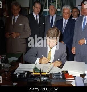 Bill signings u2013 S. 1653, S. 1656, S. 1657, Interstate anti-crime Act, 11 h 00. Le Président John F. Kennedy signe les lois S. 1656, S. 1657 et S. 1653 (projets de loi visant à combattre le crime organisé et le racket) dans le Bureau ovale, Maison Blanche, Washington, D.C., à l'étude (L-R): Le sénateur Everett Dirksen de l'Illinois; le sénateur Olin Johnston de Caroline du Sud; le sénateur Sam Ervin de Caroline du Nord; Le sénateur Kenneth Keating, de New York; le chef de la Section du crime organisé au ministère de la Justice, Edwyn Silberling; le directeur du Bureau fédéral d'enquête (FBI), J. Edgar Hoover (pour la plupart caché); le procureur Banque D'Images