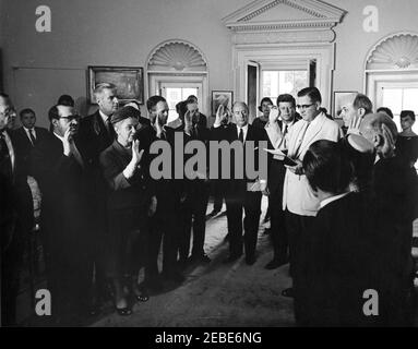 Cérémonie d'assermentation, délégation des États-Unis aux Nations Unies (ONU), 10:31AM. Le greffier exécutif adjoint de la Maison-Blanche, Herbert L. Miller, se présente aux représentants et suppléants de la délégation des États-Unis à l'Assemblée générale des Nations Unies (ONU), Bureau ovale, Maison-Blanche, Washington (D.C.) (L-R) Francis T.P. Plimpton (partiellement hors cadre); Clifton R. Wharton, Sr., ambassadeur des États-Unis en Norvège; Jonathan Brewster Bingham, représentant des États-Unis au Conseil de tutelle de l'ONU; la représentante Marguerite Stitt Church of Illinois; Charles W. Yost, représentant adjoint à l'ONU se Banque D'Images